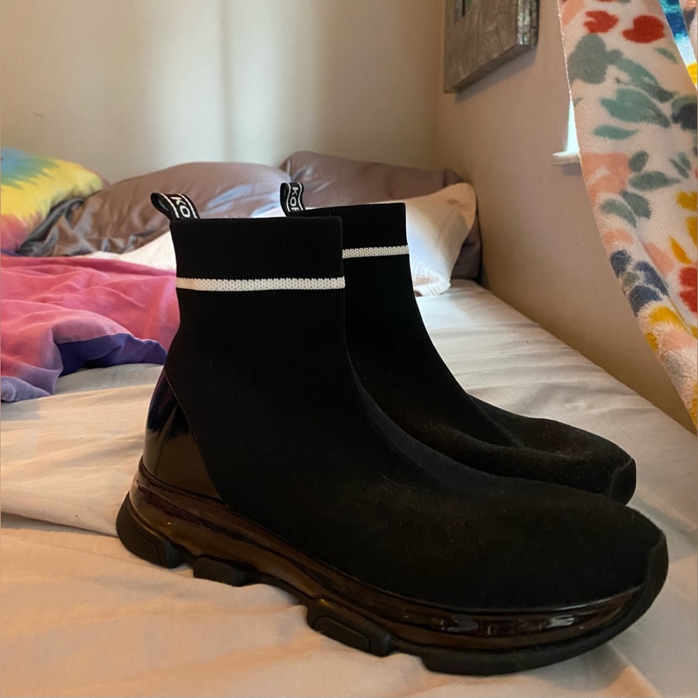 Michael Kors Women’s Shoes. Size 6. Great condition, only worn once.